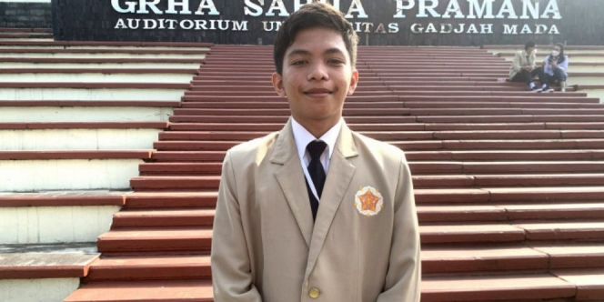 Raja Muhammad Hayuri Islami Mahasiswa Termuda UGM 2022